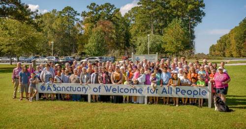 La congregación de la Iglesia Presbiteriana Immanuel en Montgomery, AL, se toma una